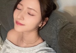 金川紗耶さん、自撮りで肩出しショット...!!ヲタ興奮へ【画像あり】