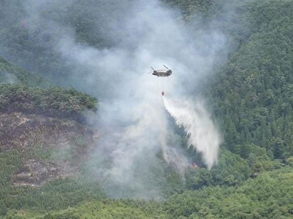 妙義山の山林火災、群馬県が自衛隊に災害派遣を要請…陸自ヘリが消火活動！