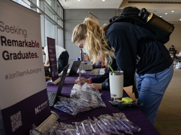 【悲報】アメリカでホワイトカラーの求人が激減。高卒者の方が就職しやすい社会にwwwwwww