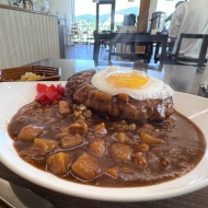 侮れないぞ、道の駅！　ゴロゴロ野菜に極厚ジューシィハンバーグカレー〜南富良野　レストラン メープル〜