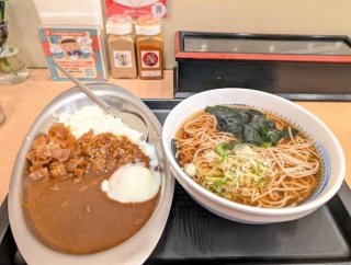 「しぶそば池袋店」で「やみつきスパイスカレー＋かけそば」の「カレーセット」