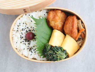 普通のお弁当と、とっくりのセーター
