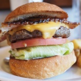 『福岡県うきは市｜デリボーイブロスハンバーガー (Deli☆Boy BROS. HAMBURGER)の「ベーコンチーズバーガー」』の画像