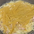 春野菜たっぷり♪菜の花とベーコンの簡単ワンパンパスタ！