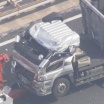 大型トレーラーが急ブレーキ→積み荷の鉄骨材が崩れ運転席を押し潰す→運転手死亡