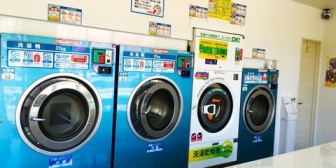 コインランドリーで6台中3台の乾燥機を使ってるババアがいて、俺(迷惑極まりない！)→ババアがどっか行った隙に…