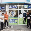 南葛SC、ラッピング店舗「ファミリーマート葛飾たつみ橋店」で記者会見開催