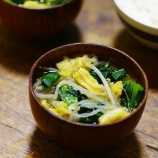 『もやしと小松菜と油揚げのお味噌汁【#簡単レシピ #時短料理 #レンチン #電子レンジ料理 #レシピ #お味噌汁 #鶏むね肉 #もやし #小松菜 #油揚げ】【レシピ2295】』の画像