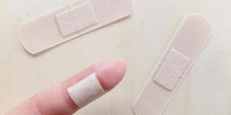 知り合いが怪我をしたので、絆創膏を渡したら、「いや、いいっすw」という感じで拒否されました。失礼だと感じて腹が立ちました。