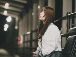【画像】駅のホームに『ガチで超ヤベーミニスカ女子高生がいた！！！』→ﾊﾟｼｬ！！