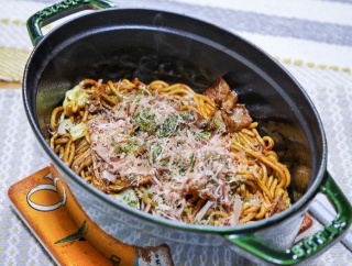 久しぶりに作りました「staub鍋でカリッと蒸し焼きそば」&「久しぶりにLAWSONのカツ丼」