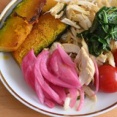 冷蔵庫の残りものを食べる