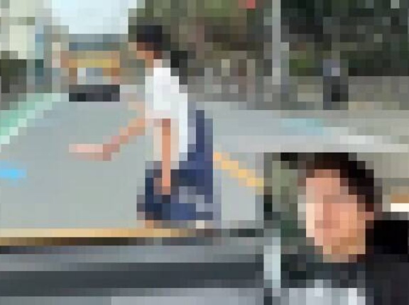 【動画】配信者さん、ノールックで横断歩道を渡る女の子をひきそうになる…