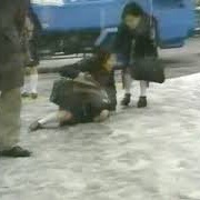 【動画】【チラ】 素人JK　ニュース中継中に大雪で滑ってパンチラ