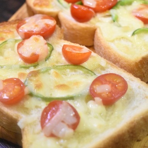 爽やかな味わい♪ミニトマトのフレッシュピザトースト