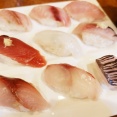波浮港の港横にある港鮨では富山県人にはお初の魚が味わえる