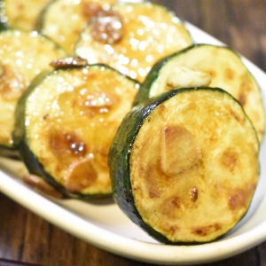 ジューシー♪ズッキーニのにんにくバター醤油焼き