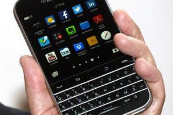 再掲 Blackberry Classic やっぱりblackberryが好き スマホを右手に Simカードを左手に
