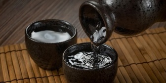 彼女の部屋で飲む予定だけど、つまみは買って行くべき？それとも一緒に選んだ方がいい？