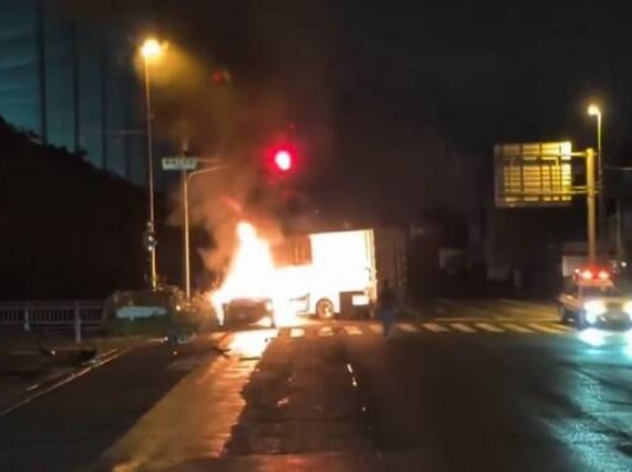 【動画】千葉市中央区蘇我の国道357号で4人が乗ったカムリがトラックに衝突し炎上、19歳の運転手は脱出、3人が取り残されてしまったという事故の発生直後の映像が壮絶すぎる…
