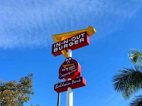 In-N-Out Burger Company Store　インアンドアウトバーガーのグッズ専門ストア