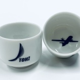 『“空と酒のある風景”がテーマ。地域航空会社トキエアがつくった「2.5勺お猪口」発売』の画像