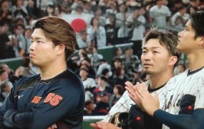 【WBC】村上選手の腕組、スポンサーからクレームが入りガチで大問題になっていた・・・