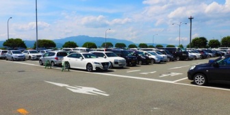 【ウザすぎ】車の誘導なんて要らないのに、「誘導する」と張り切って降りてくる奴がいて…