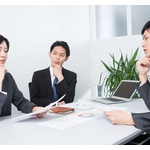 後輩の母親が危篤なので電話を切らずに会議に出た結果、 上司が怒り出したんだがどっちがおかしいと思う？