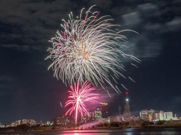 淀川河川公園で「第5回 水都くらわんか花火大会」が開催されるみたい。ドローンショーも！9月20日