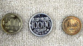 「昭和６５年製」のニセ硬貨を使った男を逮捕