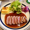 石動駅近くにある小さなビストロ マルカッサンの鴨のローストで昼飲み