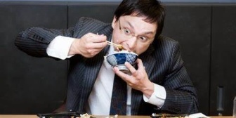 丼に口を寄せる食べ方を見てから少しずつ冷めてたけど、他にも変なところありすぎて好きだった顔が世界一キモく見えたw