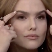 【悲報】ハリウッド女優「一発芸やりまーす！整形セレブのモノマネ！」