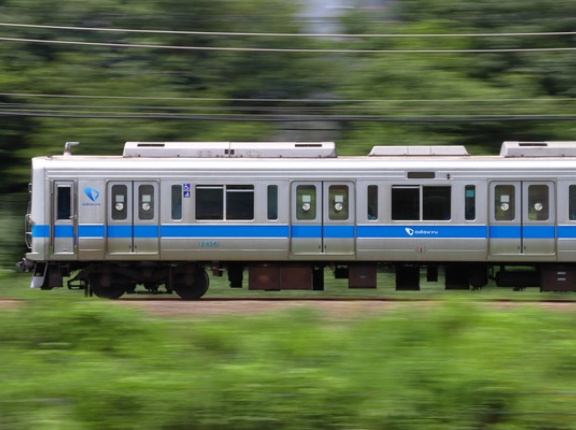 小田急の車両がなぜ走行中に側面のLED表示器を消すのかを考える