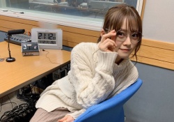 色白ｗ 山崎怜奈、丸メガネ＆白セーター姿が可愛い・・・ｗｗｗｗｗ