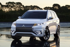 三菱、「アウトランダーPHEV」ベースのコンセプトモデルを初披露！