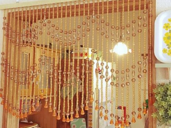 【衝撃】「昭和の家によくある『玉がツブツブのカーテン』、これ何のメリットがあるの？」パシャッ　→　実は想像以上に役立ってたと判明！あれは◯◯用具だったのか…