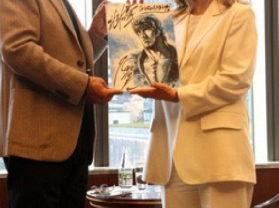 日伊首脳会談・メローニ首相、大ファンの『北斗の拳』原哲夫と面会