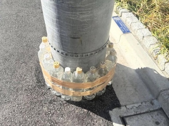 外国人「日本の電柱に謎のペットボトルがあったんだがこれは何の？」