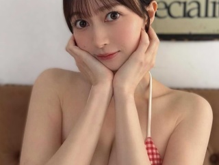後ろのMenuも、大きい、、　　江籠裕奈🌙表紙 BRODY