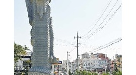 【沖縄】「何のために造られたのか」 ３億円の巨大龍柱、中国の観光客見向きもせずに素通り