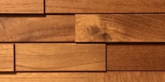 床や壁の色やデザインについて、黒を好む妻とウォールナットを好む僕で意見が合わずに揉めている