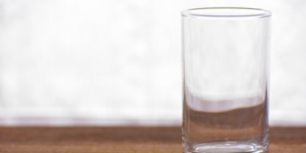 【悲しい】嫁が気に入っていた床にコップを落としてしまった…