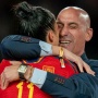 スペインサッカー連盟会長、女子W杯表彰式で女子選手の唇にキスをして炎上 →なぜか会長が選手を訴える →その後会長は・・・