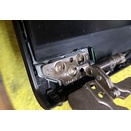 ノートパソコンの液晶画面を支えるヒンジ部分が壊れました（汗）修理しなくては！