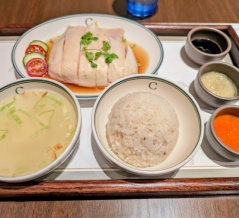シンガポール発「チャターボックスカフェ（東京駅・丸ビル）」で海南鶏飯「マンダリンチキンライス」（※ライスが美味い）