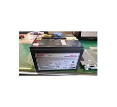 APC製UPS電池交換作業を行いました。