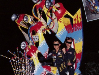 福岡の暴走族が成人式で自慢のバイク披露！タイの寺みたいだと話題