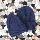 青のニット帽２つ、編みあがり～。
